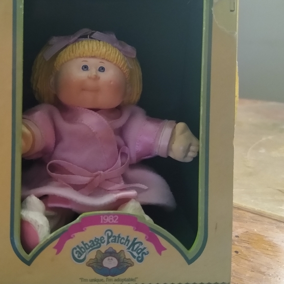 1984 cabbage patch figurine - Picture 2 of 2